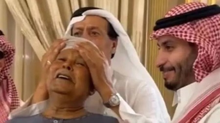 ضجة بسبب تكريم رجل أعمال سعودي لعامل مصري في لفتة وفاء رائعة