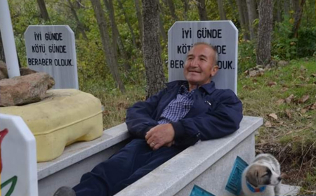 زوجان تركيان يذهبان إلى قبريهما بانتظام ويفضل الزوج الاستلقاء في قبره