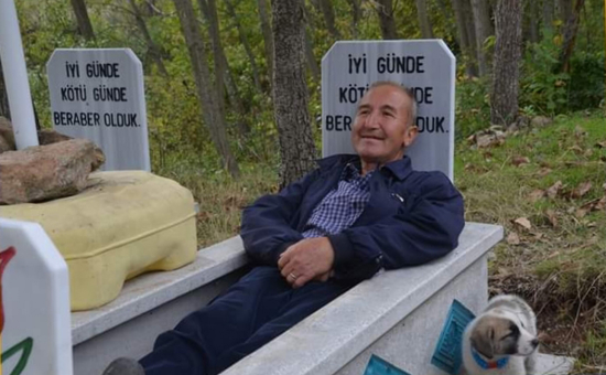 زوجان تركيان يذهبان إلى قبريهما بانتظام ويفضل الزوج الاستلقاء في قبره