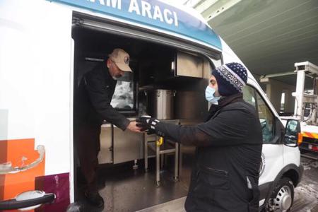 لمقاومة البرد.. بلدية في إسطنبول توزع  الشاي والحساء الساخن مجاناً على مواطنيها