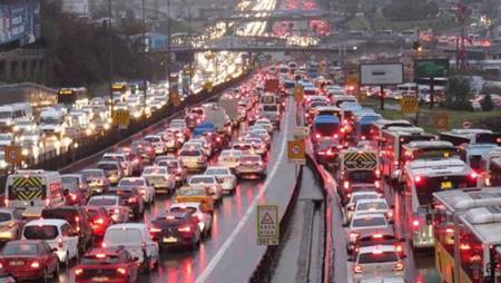 الطقس الماطر يتسبب في اختناقات مرورية على طرقات إسطنبول