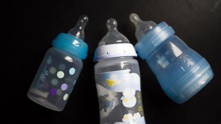 لدعم الرضاعة الطبيعية.. دولة تحظر استخدام زجاجات الأطفال