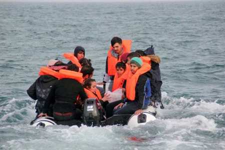 غرق قارب للمهاجرين  أمام سواحل اليونان و العشرات في عداد المفقودين