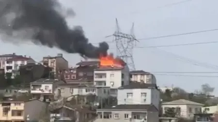 عاجل:اندلاع حريق هائل على سطح مبنى مكون من طابقين في إسطنبول