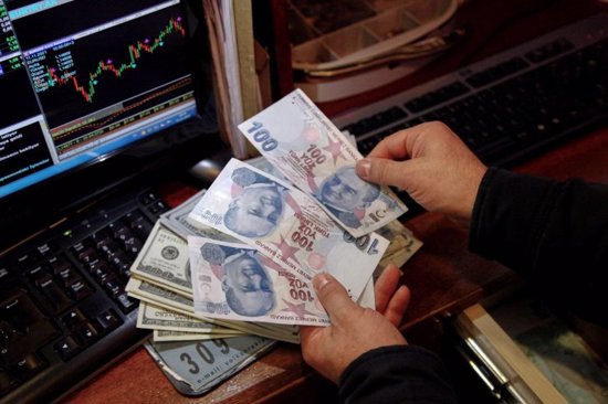 الليرة التركية تسجل انخفاضا قياسيا جديدا أمام العملات الرئيسية