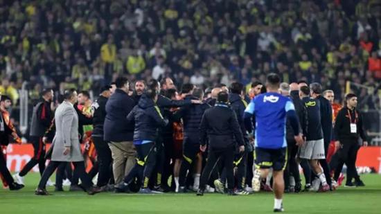 اشتباك ساخن بين فريقي فنربخشة وغلطة سراي قبل صافرة البداية