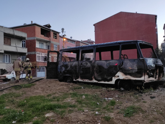 مجهولون يشعلون النار في حافلة صغيرة بأفجيلار