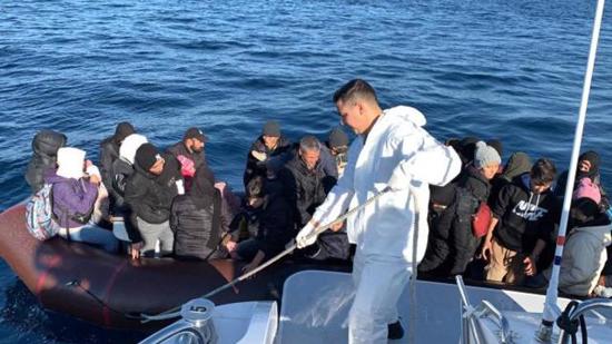 إنقاذ 15 مهاجرا غير نظامي دفعتهم عناصر يونانية إلى المياه الإقليمية التركية