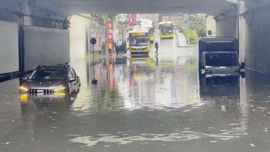 أمطار غزيرة في إسطنبول تحول الطرق إلى بحيرات