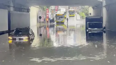 أمطار غزيرة في إسطنبول تحول الطرق إلى بحيرات