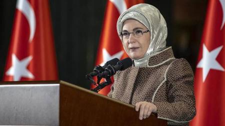 أمينة أردوغان تقدم التعازي لأهالي شهداء عملية قفل المخلب