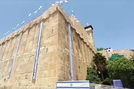 الخارجية الفلسطينية تدين رفع العلم الإسرائيلي على الحرم الإبراهيمي