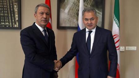 وزير الدفاع التركي يلتقي بنظيره الروسي