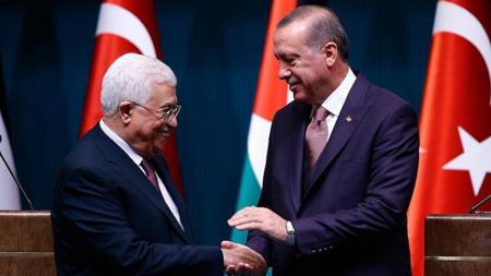 عيد الجمهورية.. عباس يهنئ أردوغان ويثمن دور تركيا في دعم فلسطين