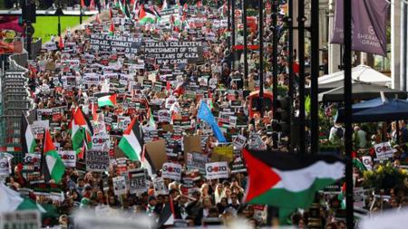 عشرات الآلاف يشاركون في مظاهرة مؤيدة لفلسطين في لندن