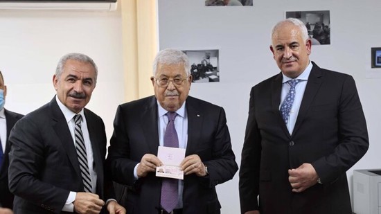 الرئيس الفلسطيني محمود عباس يستلم أول نسخة من جواز السفر الفلسطيني "بيومتري"