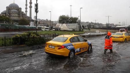 سيول وانهيارات وتحذير من الساعات القادمة.. ما الذي يحدث في اسطنبول؟