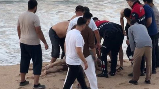 الأمواج العاتية تحصد روحين على سواحل إسطنبول وكيركلاريلي رغم التحذيرات