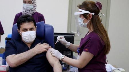 تركيا.. بدء تطعيم المعلمين بلقاح كورونا دون التقيد بشرط العمر