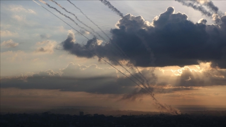 قطاع غزة.. رشقات صاروخية مستمر واشتباكات وقتلى واستيلاء على مركبات إسرائيلية