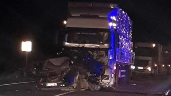 مصرع سائق في حادث تصادم بين سيارة وشاحنة شمال تركيا