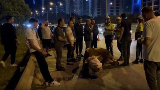 عجل أضحية يقفز من شاحنة ويكسر ساقه في إسطنبول عجل أضحية يقفز من شاحنة ويكسر ساقه في إسطنبول
