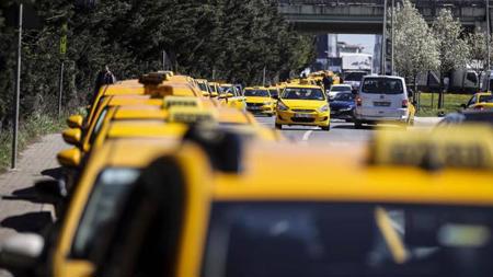 إسطنبول.. سيارات الأجرة تشكل طوابير لتحديث العدادات وفق التسعيرة الجديدة