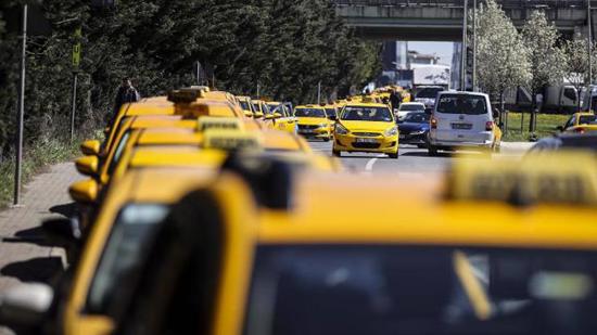 إسطنبول.. سيارات الأجرة تشكل طوابير لتحديث العدادات وفق التسعيرة الجديدة