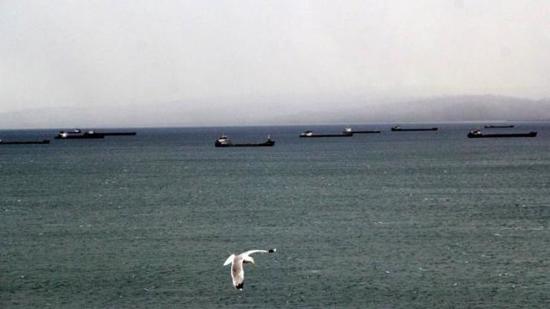 العواصف تعيق حركة سفن الشحن في البحر الأسود