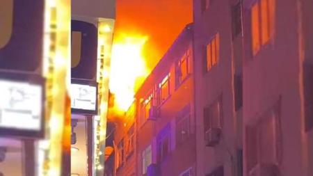 حريق مهول في أحد المباني التي يسكنها أجانب بمنطقة الفاتح باسطنبول