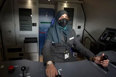 لأول مرة في التاريخ .. نساء سعوديات يَقُدن قطارات لنقل الحُجاج