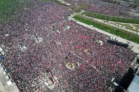 2.2 مليون شخص يتظاهرون دعمًا لإمام أوغلو في ميدان مالتبه بإسطنبول