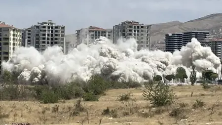 هدم 8 مباني متضررة بشدة في ولاية هاتاي