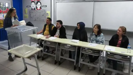 رؤساء صناديق الاقتراع في تركيا يؤدون اليمين 