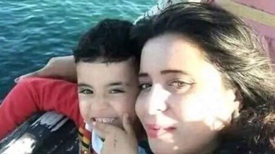 صورة تفطر قلوب التونسيين لأم وابنها قبل أن يبلعهم البحر 