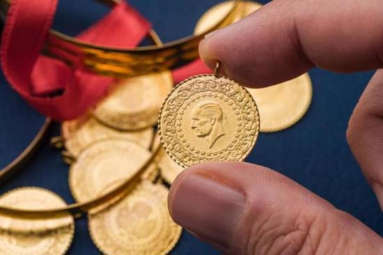 خطر النفط عند 90 دولاراً على الطاولة: النفط يصعد والذهب يتراجع على وقع توتر هرمز