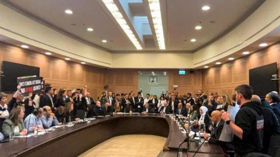 أهالي الأسرى الإسرائيليين يقتحمون مقر البرلمان الإسرائيلي