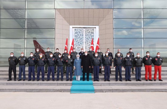 الرئيس أردوغان يشارك الطيارين الاحتفال بيومهم العالمي