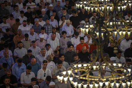 مساجد إسطنبول التاريخية تعج بالمصلين لأداء صلاة عيد الأضحى