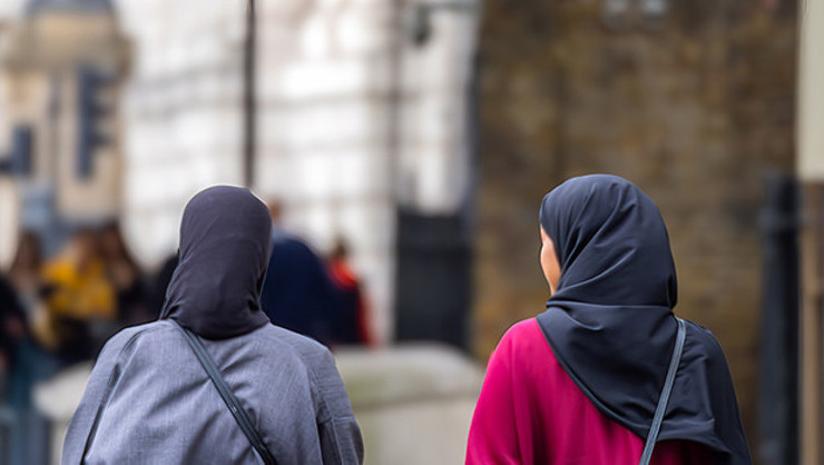 «إذا صدر القانون سأرتديه فوراً»: فرنسيات يطلقن موجة تضامن بالحجاب رداً على وعد اليمين المتطرف بحظره