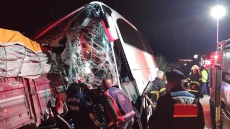 مصرع شخصين في حادث اصطدام شاحنة بحافلة ركاب في أماسيا