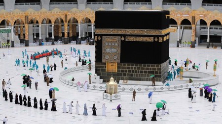 السعودية تعلن شروط تأشيرة السفر لأداء العمرة