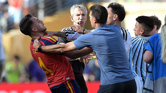 فيفا يفتح تحقيقاً في أحداث ما بعد نهائي كأس العالم بين إسبانيا والأرجنتين