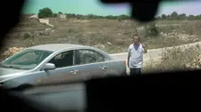مستوطنون إسرائيليون يعتدون على طاقم CNN الدولية بالحجارة والعصي
