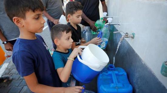 أب فلسطيني يروي قصة مقتل أطفاله أثناء تعبئة مياه الشرب في غزة