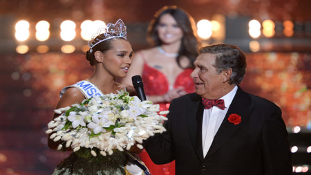 ملكة جمال فرنسا الجديدة تتسلم التاج وتهتف لمنتخب «الديوك»
