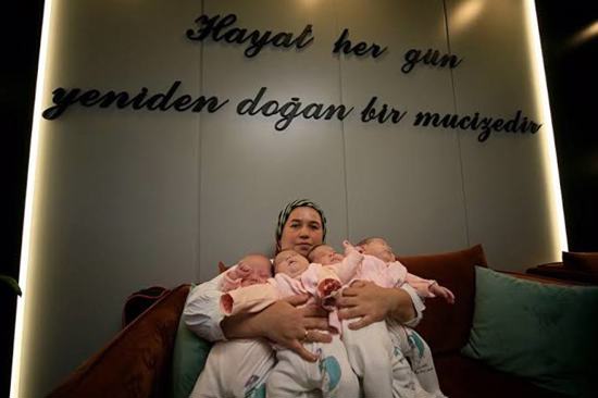 بعد 57 يوما من الولادة..سيدة من ولاية مرسين التركية تلتقي بتوائمها الأربعة