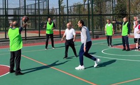 أردوغان يشارك مستشاريه ووزرائه في مباراة كرة سلة