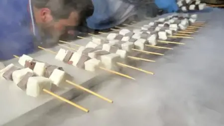 توزيع "كباب الآيس كريم" في شوارع أحد الولايات التركية