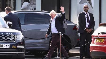 بوريس جونسون يعود إلى بريطانيا لاستعادة منصبه كرئيس للوزراء